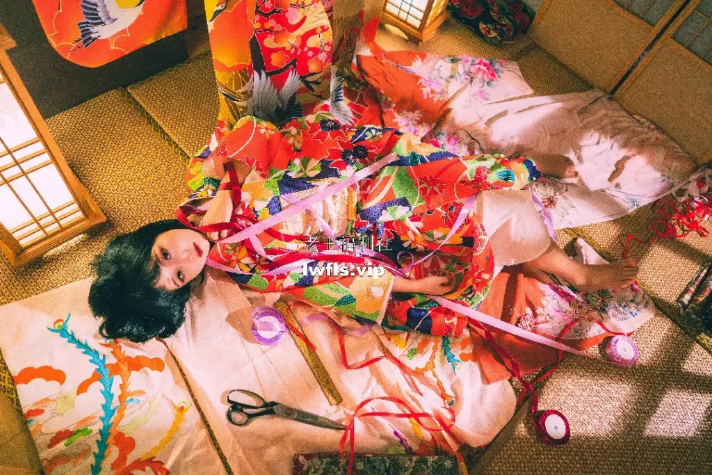 黄金二逼王 - 制衣美女写真图片欣赏