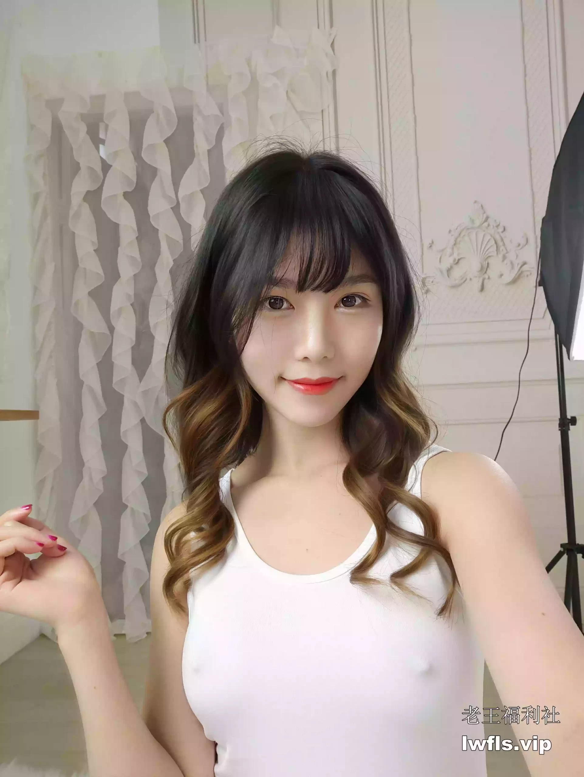 抖娘-利世NO.005-白色死库水激凸自拍 [36P]