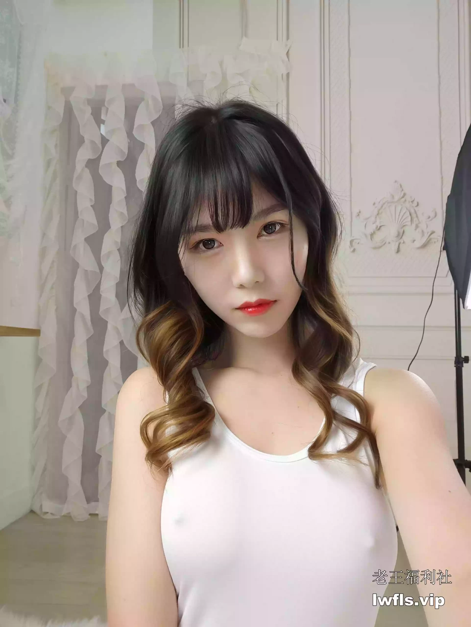 抖娘-利世NO.005-白色死库水激凸自拍 [36P]