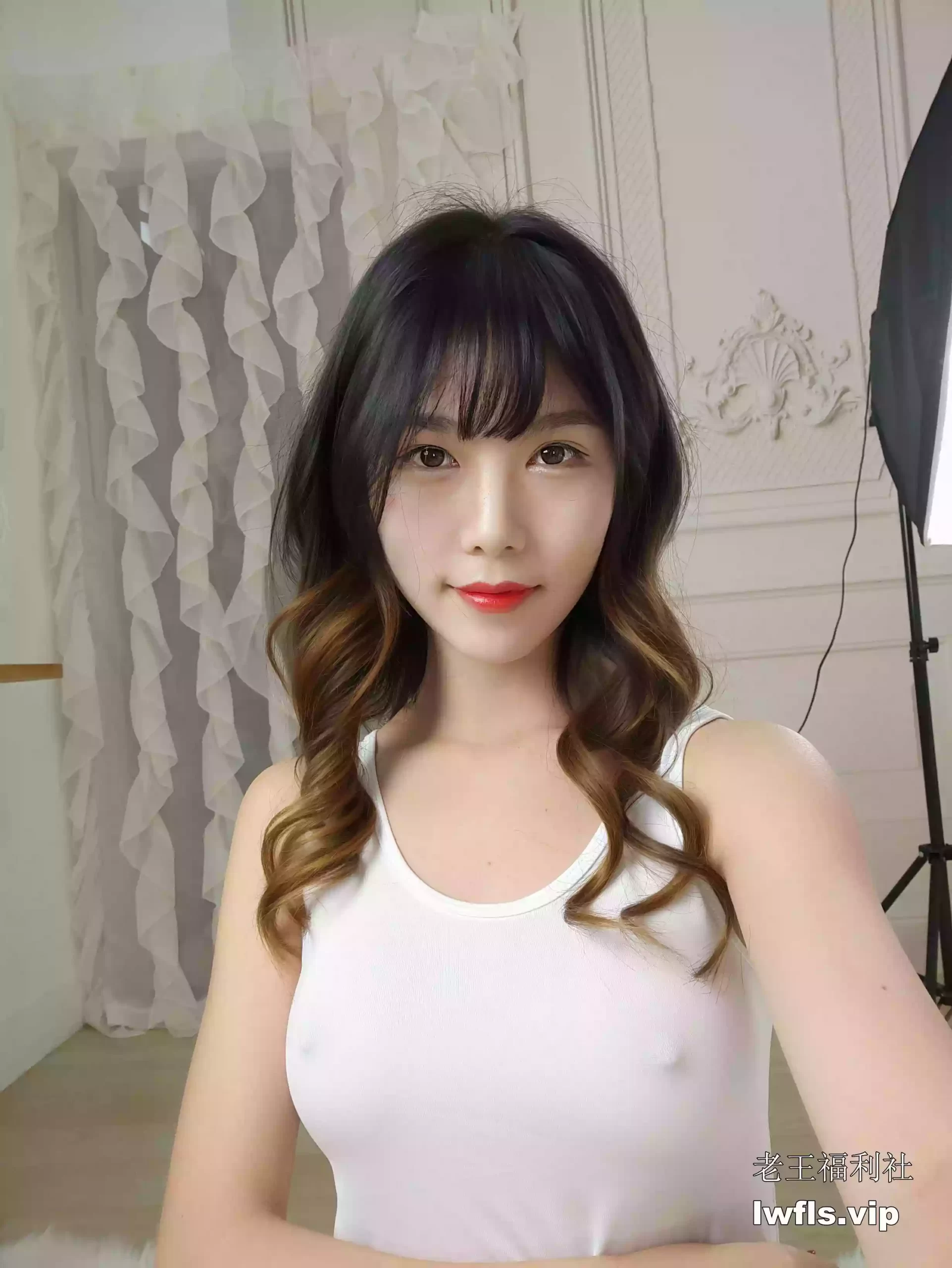 抖娘-利世NO.005-白色死库水激凸自拍 [36P]