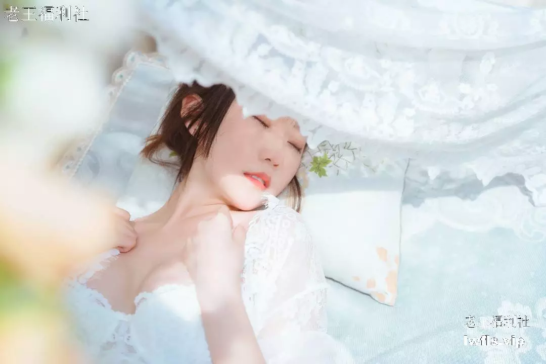 香草喵露露NO.001 玻璃房少女[76P]